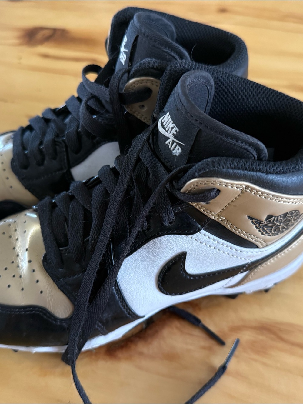 Nike Air Kids' High-Top football/baseball cleats in Black, White & Gold size4.5